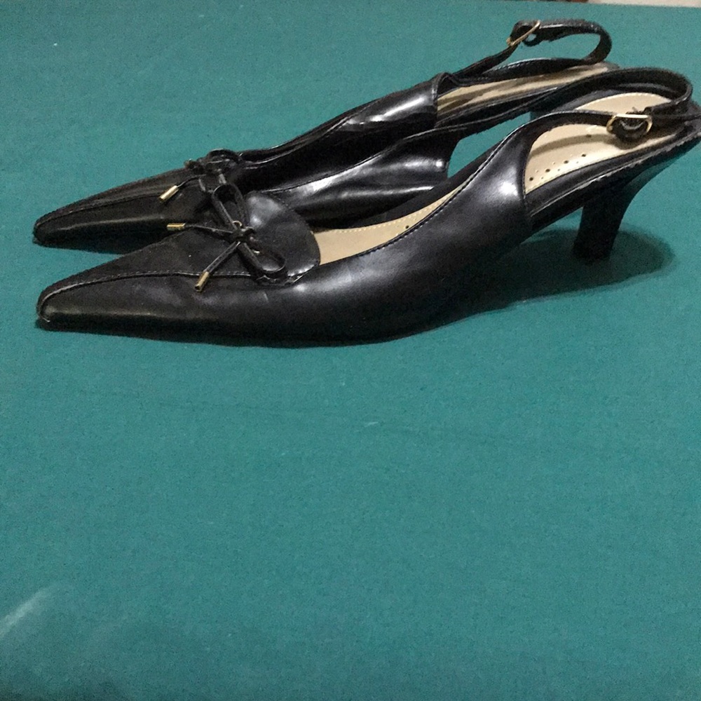 Black pumps